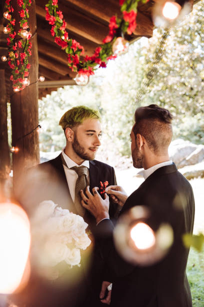 couple gay face à face après l’événement de mariage - homosexual wedding married engagement photos et images de collection