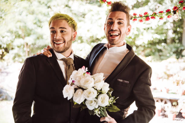 couple gay face à face après l’événement de mariage - homosexual wedding married engagement photos et images de collection