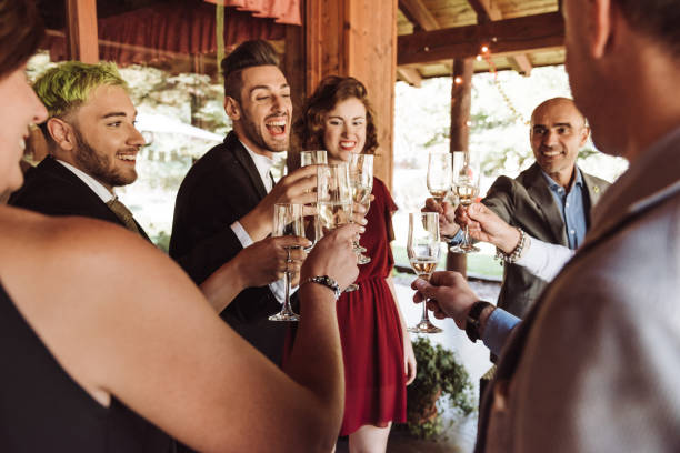 champanhe para brindar a celebração do casamento gay - wedding couple toast glasses - fotografias e filmes do acervo
