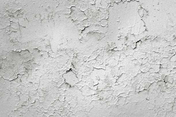 muro de hormigón blanco de la antigua casa con grietas rizados y pintura blanca hinchada. fondo - peeling paint wall white fotografías e imágenes de stock