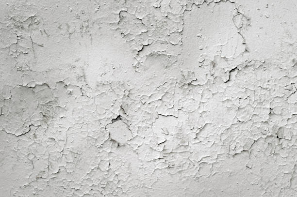 muro di cemento bianco della vecchia casa con crepe riccie e vernice bianca gonfia. priorità bassa - scrostare foto e immagini stock