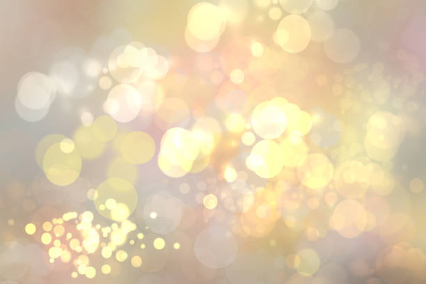 abstrakcyjne złote świąteczne tło bokeh z błyszczącym blaskiem rozmytych kółek i świątecznych świateł. koncepcja boże narodzenie, szczęśliwego nowego roku i inne święta. - lights effect zdjęcia i obrazy z banku zdjęć