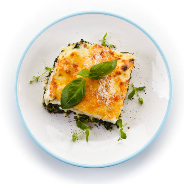 vegetarische lasagne auf weißem hintergrund - scheibe portion fotos stock-fotos und bilder
