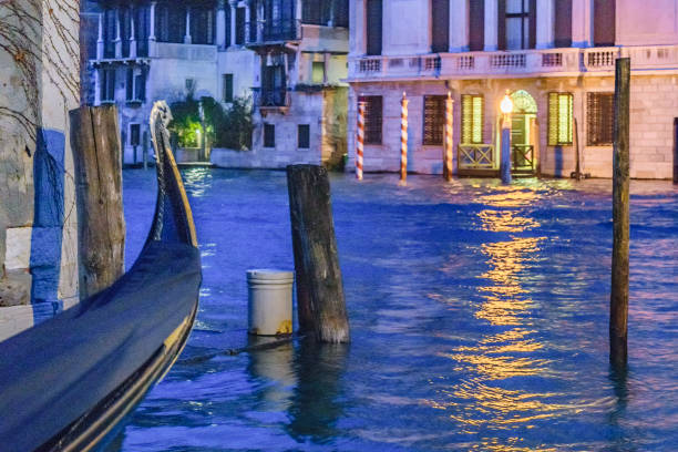 urban night scene, wenecja, włochy - photography urban scene venice italy veneto zdjęcia i obrazy z banku zdjęć