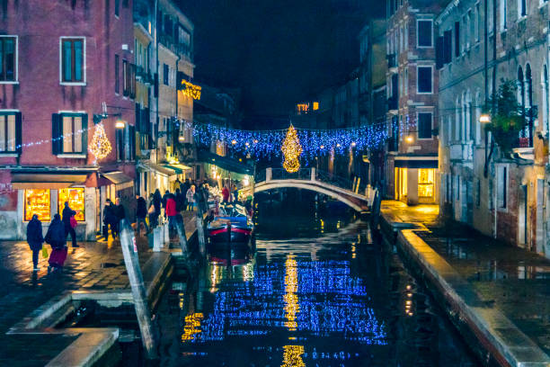 scena di mezzanotte urbana, venezia, italia - photography urban scene venice italy veneto foto e immagini stock