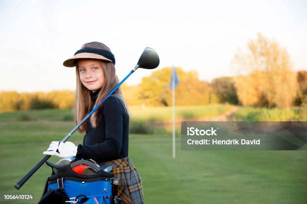 Photo libre de droit de Une Jeune Fille Heureuse Au Parcours De Golf banque d'images et plus d'images libres de droit de Golf - Golf, Enfant, Niveau junior