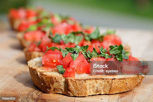 Photo libre de droit de Bruschetta banque d'images et plus d'images libres de droit de Aliment - Aliment, Basilic, Bruschetta