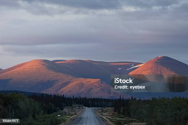 Road Und Berge Stockfoto und mehr Bilder von Abenddämmerung - Abenddämmerung, Alcan Highway, Alpenglühen