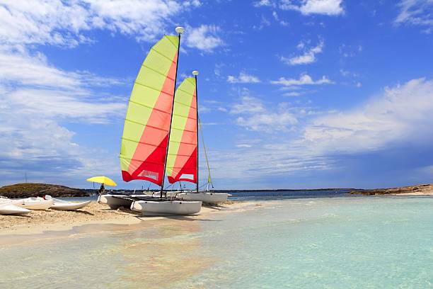 hobie cat katamaran formentera plaży illetas - illetas zdjęcia i obrazy z banku zdjęć