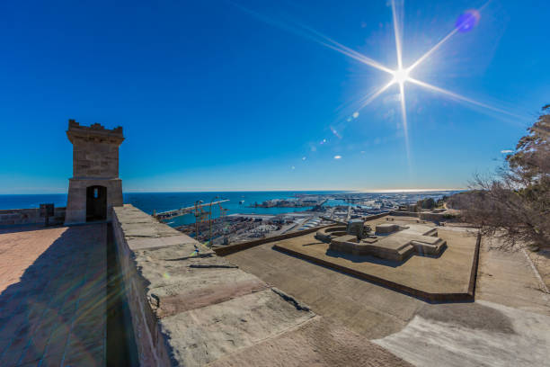 widok na port w barcelonie hiszpania z zamku montjuic - castle catalonia spain majestic zdjęcia i obrazy z banku zdjęć