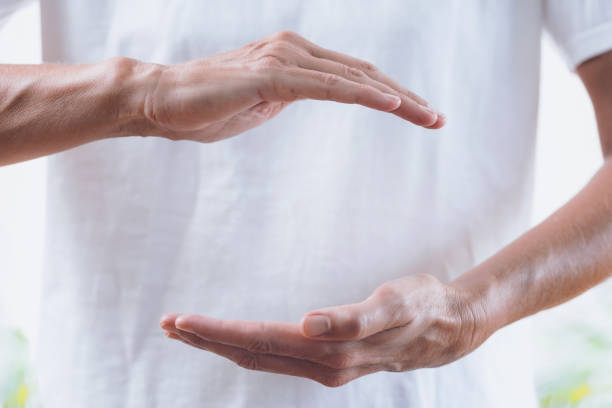 reiki ręce - reiki alternative medicine chakra recovery zdjęcia i obrazy z banku zdjęć