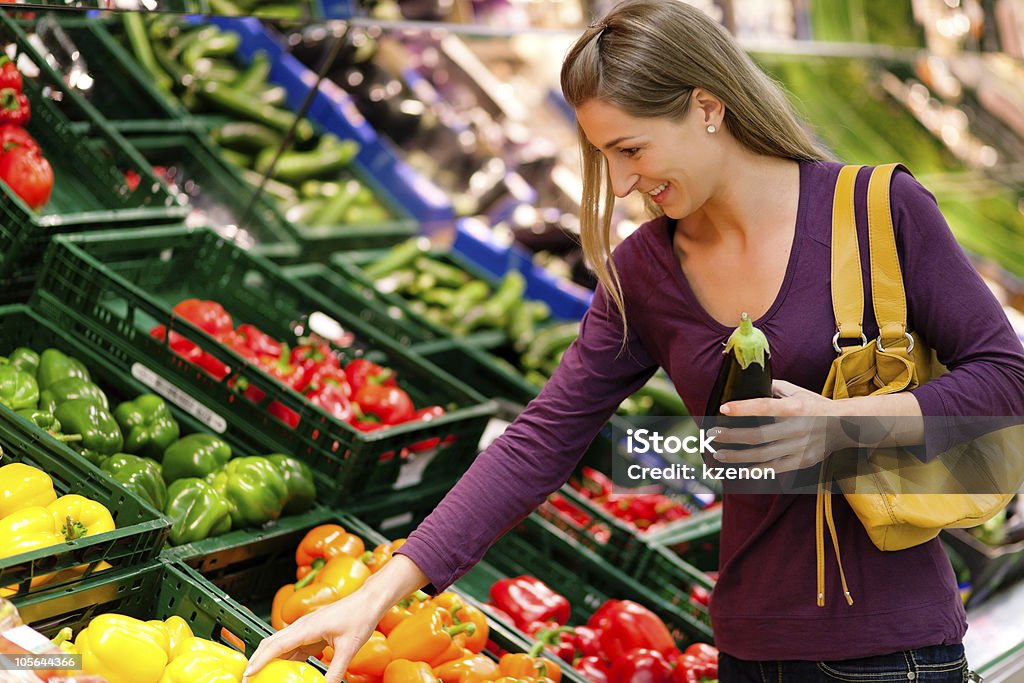 Donna in supermercato shopping Generi di drogheria - Foto stock royalty-free di Adulto