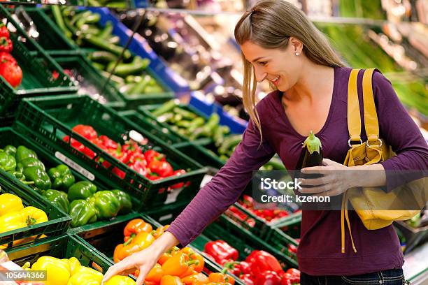 여자 슈퍼마켓 장보기를 식료품 검사-보기에 대한 스톡 사진 및 기타 이미지 - 검사-보기, 고객, 고름
