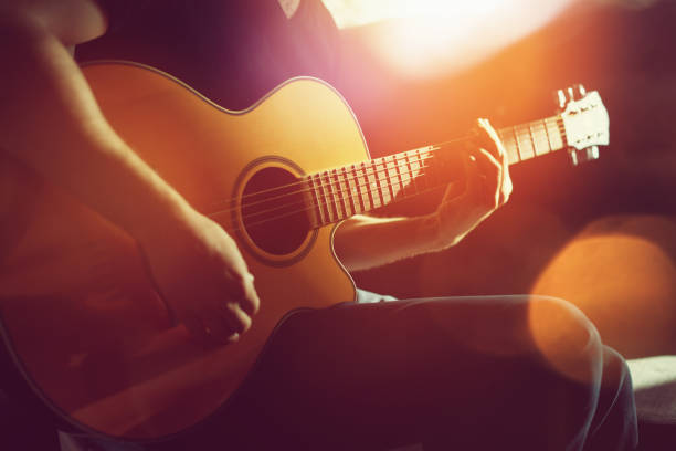 practica guitarra acústica - acoustic guitar fotos fotografías e imágenes de stock
