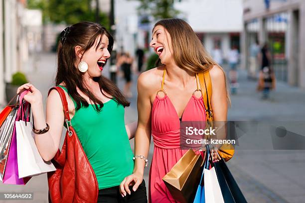 Estação Do Centro Da Cidade De Mulher Com Sacos De Compras - Fotografias de stock e mais imagens de Adulto