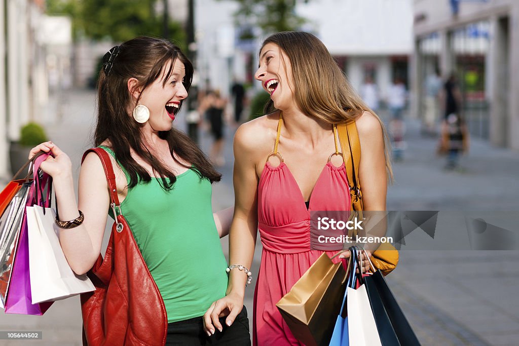 Женщины с сумки в центре шоппинга - Стоковые фото Беззаботный роялти-фри