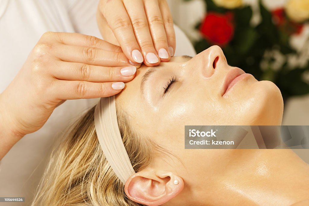 Mulher desfrutando de massagem de cabeça de bem-estar - Foto de stock de Adulto royalty-free