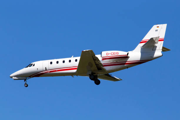 d-ceis cessna 680 citation суверенный бизнес реактивный самолет на фоне голубого неба - small airport cessna airplane стоковые фото и изображения