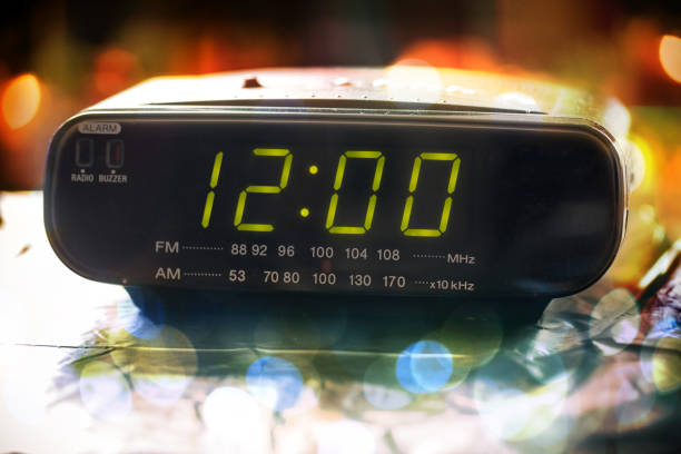 블랙 디지털 알람 라디오 시계입니다. 알람 라디오 시계를 시간을 나타내는입니다. 디지털 시계는 12시 시 표시 근접 촬영. - 12 oclock 뉴스 사진 이미지