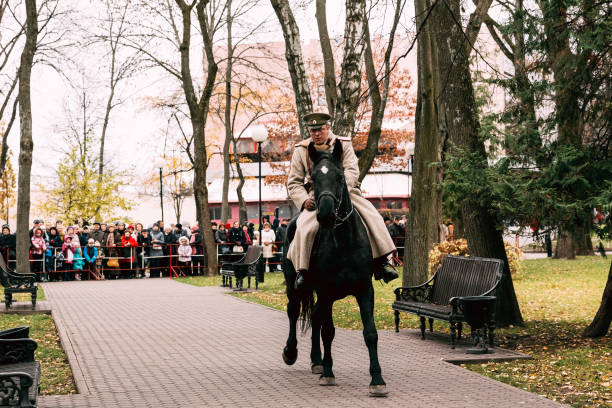 kawalerzysta białej gwardii na czarnym koniu wojennym. gomel, białoruś - warhorse zdjęcia i obrazy z banku zdjęć