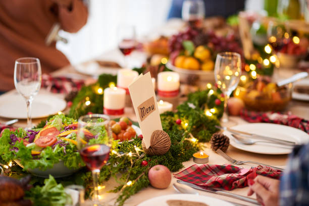 table de dîner de noël - holiday foods photos et images de collection