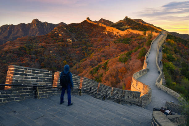 joven excursionista en la gran muralla, pekín, china - badaling fotografías e imágenes de stock
