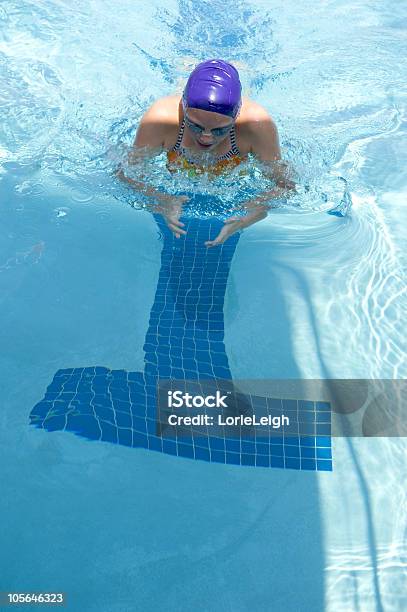 Photo libre de droit de Piscine À La Fin banque d'images et plus d'images libres de droit de Activité de loisirs - Activité de loisirs, Bonnet de bain, Casquette