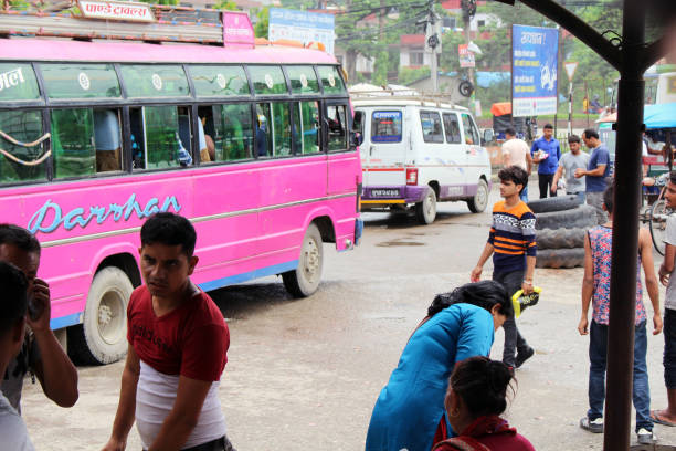 ポカラに向かう途中、sonauli - belahiya からインド ネパール国境を通過します。 - rickshaw nepal men indian culture ストックフォトと画像