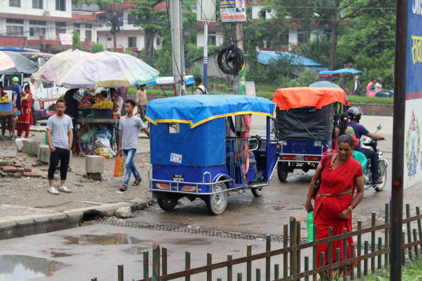 mijając granicę indian i nepalu z sonauli - belahiya, w drodze do pokhara. - rickshaw nepal men indian culture zdjęcia i obrazy z banku zdjęć