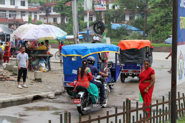 passage frontière inde-népal de sonauli - belahiya, sur la route de pokhara. - rickshaw nepal men indian culture photos et images de collection