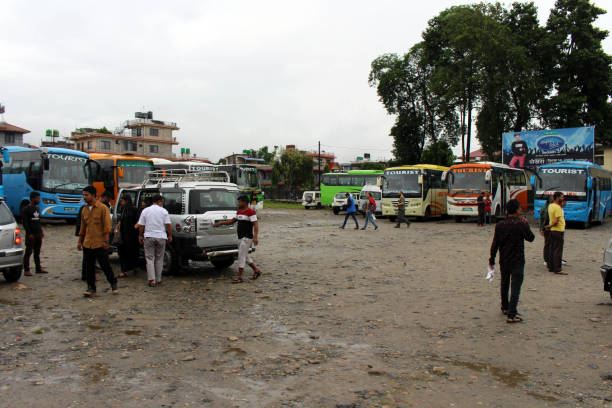 sur la route de pokhara bus terminal aller à katmandou. la situation au terminal, qui ressemble un peu vieux et pleine de saleté. - rickshaw nepal men indian culture photos et images de collection