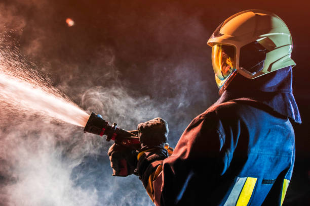 mangueira de incêndio bombeiro operando uma água - extinguishing - fotografias e filmes do acervo
