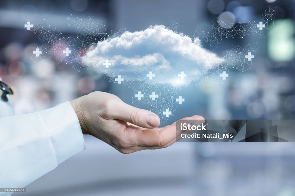 Una nuvola circondata da segni medici che volano sopra la mano di un medico. - Foto stock royalty-free di Cloud computing