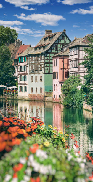 casas strasbourg cerca de la petite france de quai con río - bas rhin fotografías e imágenes de stock