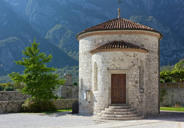baptistère de venzone - old roof cathedral door photos et images de collection