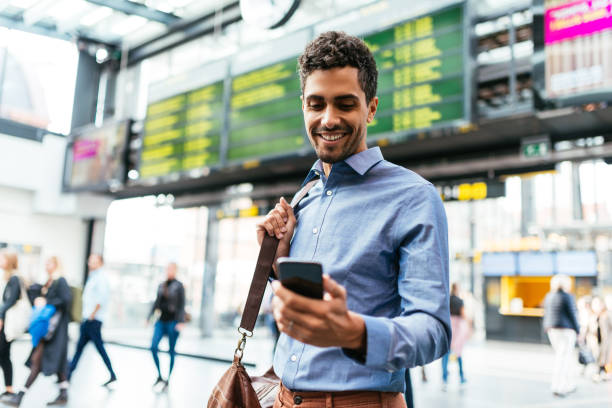 uomo d'affari brasiliano all'aeroporto che controlla il volo - business travel people traveling travel business foto e immagini stock