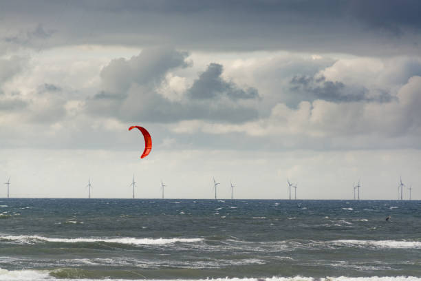 seascape, северное море у голландского побережья с ветряных мельниц и кайт-серферов - world cup стоковые фото и изображения