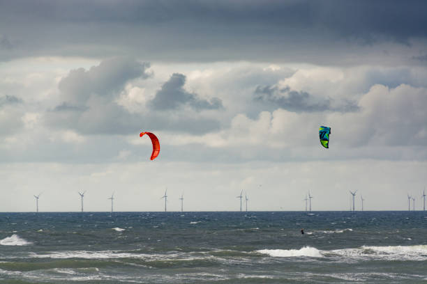 pejzaż morski, morze północne nad holenderskim wybrzeżem z wiatrakami i kitesurferami - world cup zdjęcia i obrazy z banku zdjęć