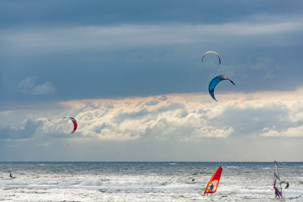 pejzaż morski, morze północne nad holenderskim wybrzeżem z kite i surferami wiatrowymi - world cup zdjęcia i obrazy z banku zdjęć
