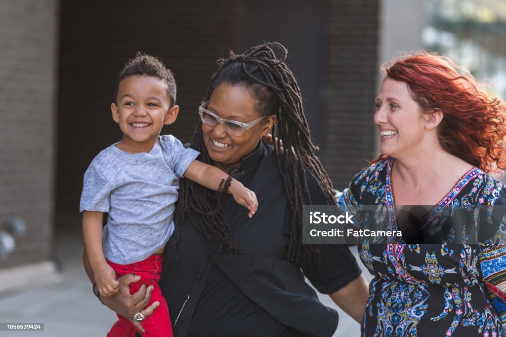 Weibliche Paare, die mit ihrem Sohn - Lizenzfrei LGBTQI-Menschen Stock-Foto