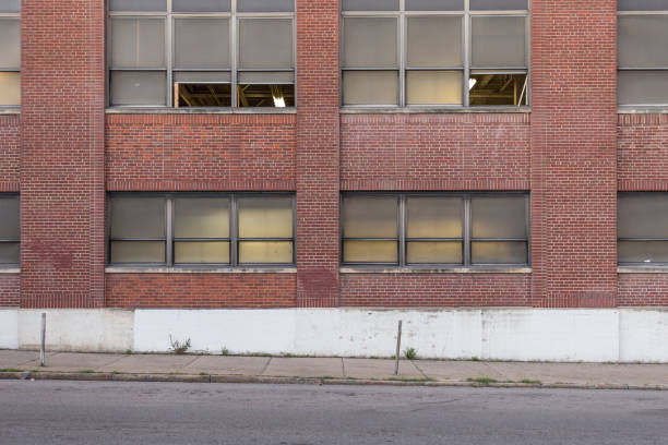 seite des roten backsteinbau mit gelben farbtönen - poverty ugliness residential structure usa stock-fotos und bilder