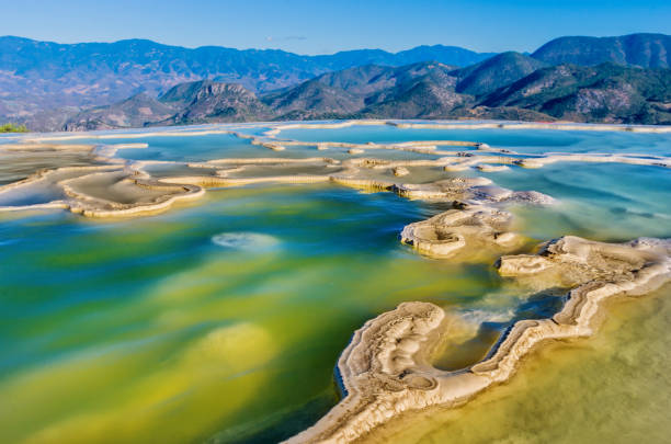 hierve el agua w centralnych dolinach oaxaca. meksyk - mineral waterfall water flowing zdjęcia i obrazy z banku zdjęć