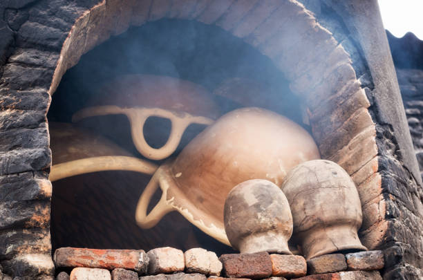 horno de cerámica en el taller de cerámica, puebla, méxico - mexican pots fotografías e imágenes de stock