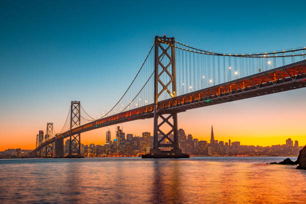 日没、カリフォルニア、米国オークランド ベイ ブリッジとサンフランシスコのスカイライン - panoramic san francisco bay area golden gate bridge san francisco bay ストックフォトと画像