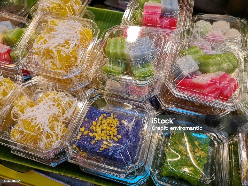 ขนมไทยสีสันสดใสบรรจุในบรรจุภัณฑ์อาหารพลาสติกเพื่อขายในแผงขายอาหารริมถนนในประเทศไทย  ภาพสต็อก - ดาวน์โหลดรูปภาพตอนนี้ - Istock