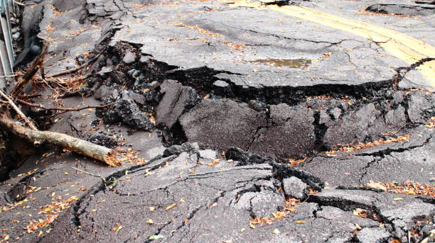 バラバラの道の破壊 - sink hole ストックフォトと画像