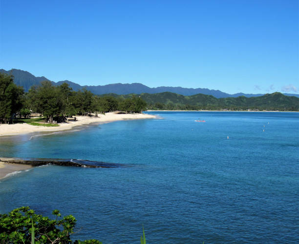 kailua beach, kailua, oahu hi.  una bellissima spiaggia lunga 2 km e mezzo si trova tra alala e kapoho points. identificato dalla rivista conde naste come la migliore spiaggia degli stati uniti.  confina con la lunghezza della baia di kailua. - kapoho foto e immagini stock