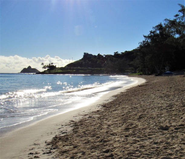playa de kailua, kailua, hi de oahu.  una hermosa playa de 2 1/2 millas de largo, se encuentra entre alala y kapoho puntos. identificado por conde naste revista como la mejor playa de estados unidos.  limita la longitud de la bahía de kailua. - kapoho fotografías e imágenes de stock