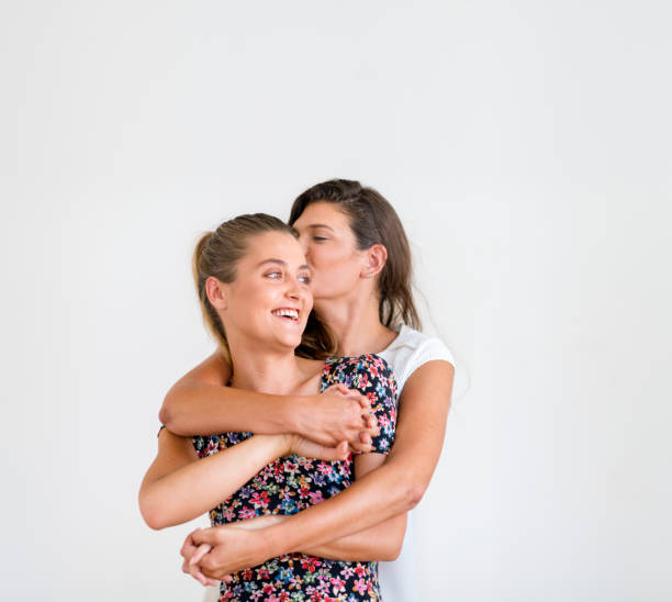 счастливые лесбиянки пара целоваться в то время как обнимая - lesbian homosexual kissing homosexual couple стоковые фото и изображения