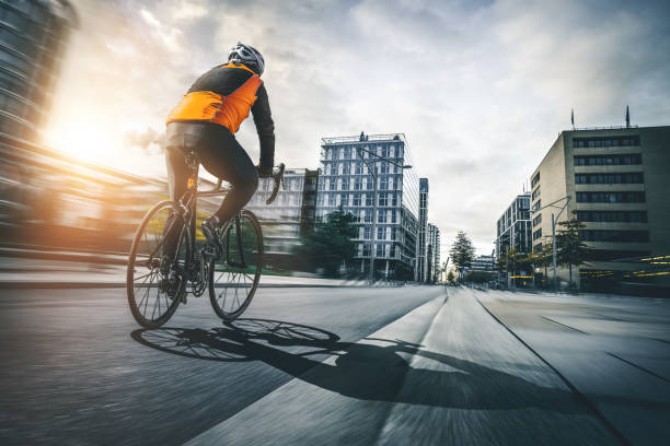 ciclista de carretera en una ciudad - city bike fotografías e imágenes de stock